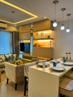 Modern 2-bedroom suite for 5 guests across MOA